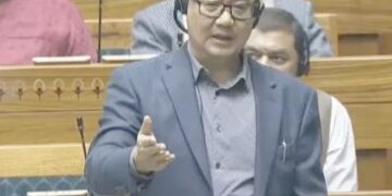 रिजिजू हाथ जोड़कर बोले- बजट पर चर्चा होने दें: राहुल गांधी को न बोलने देने पर विपक्ष का हंगामा, लोकसभा 2 बजे तक स्थगित