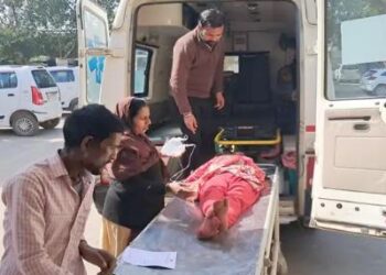 करनाल में अस्पताल के बाहर महिला का गर्भपात: पेट में दर्द होने पर चेकअप के लिए आई, परिजन बोले-डॉक्टरों ने दी गलत दवा