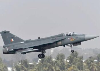 तेजस विमान का ब्रेक फेल, रनवे से आगे निकला: लैंडिंग के दौरान हादसा, पायलट सुरक्षित,  सेना ने सभी 30 विमान ग्राउंड किए