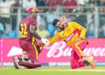 टी-20 वर्ल्डकप मैच में सबसे ज्यादा छक्कों का रिकॉर्ड बना: पॉवेल ने सिकंदर रजा का माथा चूमा, हेटमायर ने 108 मीटर का सिक्स लगाया