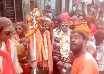 काशी में जलती चिताओं की भस्म से होली: नरमुंड, चश्मा लगाकर आए संन्यासी, डमरू की गूंज, 3 लाख टूरिस्ट पहुंचे