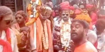 काशी में जलती चिताओं की भस्म से होली: नरमुंड, चश्मा लगाकर आए संन्यासी, डमरू की गूंज, 3 लाख टूरिस्ट पहुंचे