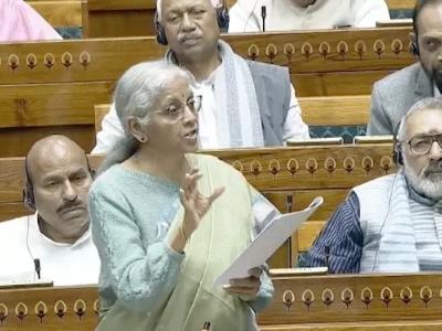 सीतारमण बोलीं- पेट्रोल बंगाल में दिल्ली से ₹10 ज्यादा महंगा: TMC को बंगाल की चिंता तो स्टेट GST हटाएं, इनके लोग कट ले रहे