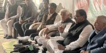 हिसार में अभय चौटाला ने भाजपा को घेरा: बुजुर्गों की पेंशन कटौती का विरोध, 20 फरवरी को पंचकूला कूच ऐलान