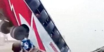 बांग्लादेश में बस नदी में गिरी, 26 की मौत: 6 लोगों की जान बचाई, बस को बड़ी नाव पर चढ़ाते समय हुआ हादसा