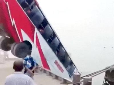 बांग्लादेश में बस नदी में गिरी, 26 की मौत: 6 लोगों की जान बचाई, बस को बड़ी नाव पर चढ़ाते समय हुआ हादसा