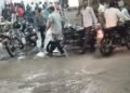 पंजाब में शराब ठेके टूटे, आधे हुए रेट: बारिश के बीच भीड़ लगी, पेटियां लेकर दौड़े, धक्का-मुक्की, चंडीगढ़ पुलिस ने नाके लगाए