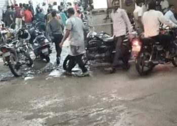 पंजाब में शराब ठेके टूटे, आधे हुए रेट: बारिश के बीच भीड़ लगी, पेटियां लेकर दौड़े, धक्का-मुक्की, चंडीगढ़ पुलिस ने नाके लगाए