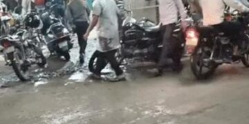 पंजाब में शराब ठेके टूटे, आधे हुए रेट: बारिश के बीच भीड़ लगी, पेटियां लेकर दौड़े, धक्का-मुक्की, चंडीगढ़ पुलिस ने नाके लगाए