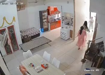 मानसा में बहू ने सास को जमीन पर पटका, VIDEO: बालों से खींचकर कमरे से बाहर लाई, थप्पड़ भी मारे: ससुर बोला- हमारे गहने ले गई