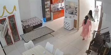 मानसा में बहू ने सास को जमीन पर पटका, VIDEO: बालों से खींचकर कमरे से बाहर लाई, थप्पड़ भी मारे: ससुर बोला- हमारे गहने ले गई