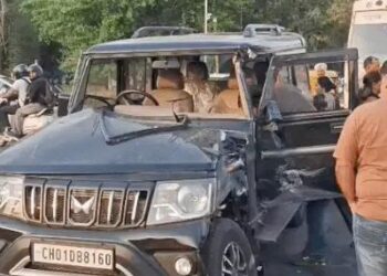 चंडीगढ़ में हिमाचल रोडवेज और स्कॉर्पियो में टक्कर: रेड लाइट जंप की, ड्राइवर हुआ घायल, लगा लंबा जाम, 3 महीने पहले खरीदी थी गाड़ी