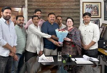 मेयर उम्मीदवार सुधा भारद्वाज के कार्यालय में बधाई देने वालों का लगा तांता