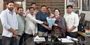 मेयर उम्मीदवार सुधा भारद्वाज के कार्यालय में बधाई देने वालों का लगा तांता