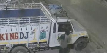 पंचकूला में 1 मिनट में गाड़ी ले गया चोर, VIDEO: दुकान के बाहर खड़ी थी बोलेरो पिकअप, बाइक पर आए थे 3 बदमाश