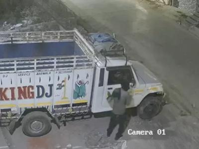 पंचकूला में 1 मिनट में गाड़ी ले गया चोर, VIDEO: दुकान के बाहर खड़ी थी बोलेरो पिकअप, बाइक पर आए थे 3 बदमाश