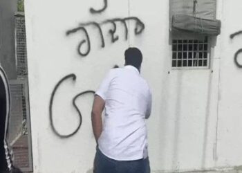 जालंधर में भज्जी के घर के बाहर लिखा ‘गद्दार’: AAP यूथ विंग का LPU-हरभजन के घर पर प्रदर्शन; पोस्टरों पर भी कालिख पोती