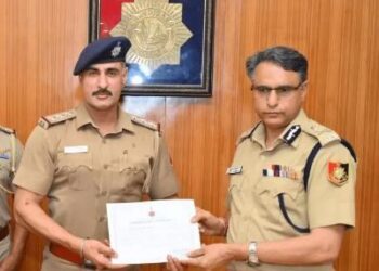 चंडीगढ़ DGP का इंस्पेक्टर सेखों-जसपाल को फर्स्ट क्लास सर्टिफिकेट:इंटरस्टेट हथियार सप्लाई गैंग को पकड़ा,14 पिस्तौल-15 कारतूस मिले, बंबीहा-लकी गैंग को करने थे सप्लाई
