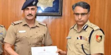 चंडीगढ़ DGP का इंस्पेक्टर सेखों-जसपाल को फर्स्ट क्लास सर्टिफिकेट:इंटरस्टेट हथियार सप्लाई गैंग को पकड़ा,14 पिस्तौल-15 कारतूस मिले, बंबीहा-लकी गैंग को करने थे सप्लाई