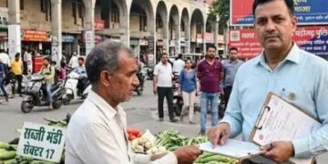 चंडीगढ़ पुलिस फर्जी निगम इंस्पेक्टर ढूंढ रही: मार्केट में घूमकर ₹6 हजार में लाइसेंस बनाकर दे रहा, SSP बोलीं- सख्त एक्शन लेंगे