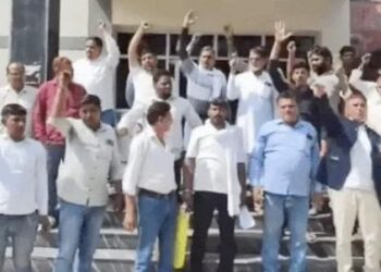 सालासर मंदिर में हिसार के श्रद्धालुओं से मारपीट का विरोध: राजस्थान में मंदिर कमेटी के खिलाफ प्रदर्शन, कन्हैया मित्तल बोले- पुजारियों को गुंडा कहना गलत