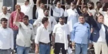 सालासर मंदिर में हिसार के श्रद्धालुओं से मारपीट का विरोध: राजस्थान में मंदिर कमेटी के खिलाफ प्रदर्शन, कन्हैया मित्तल बोले- पुजारियों को गुंडा कहना गलत