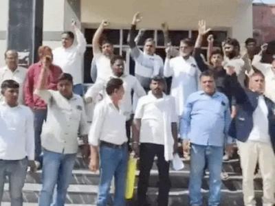 सालासर मंदिर में हिसार के श्रद्धालुओं से मारपीट का विरोध: राजस्थान में मंदिर कमेटी के खिलाफ प्रदर्शन, कन्हैया मित्तल बोले- पुजारियों को गुंडा कहना गलत