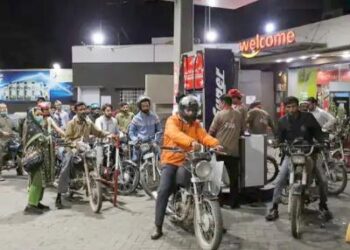 पाकिस्तान में डीजल 55% और पेट्रोल 43% महंगा: डीजल 184 महंगा होकर 520, पेट्रोल 137 बढ़कर 458 रुपया/लीटर हुआ; ईरान जंग का असर