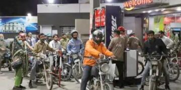 पाकिस्तान में डीजल 55% और पेट्रोल 43% महंगा: डीजल 184 महंगा होकर 520, पेट्रोल 137 बढ़कर 458 रुपया/लीटर हुआ; ईरान जंग का असर