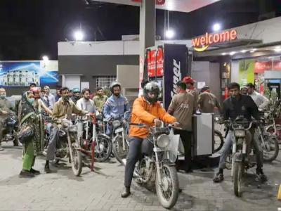 पाकिस्तान में डीजल 55% और पेट्रोल 43% महंगा: डीजल 184 महंगा होकर 520, पेट्रोल 137 बढ़कर 458 रुपया/लीटर हुआ; ईरान जंग का असर