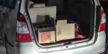 रोपड़ निकाय चुनाव में शराब बांटने को लेकर हंगामा: इन्नोवा गाड़ी में मिली शराब की पेटियां, अकाली दल बोली- नशे से खरीद रहे वोट