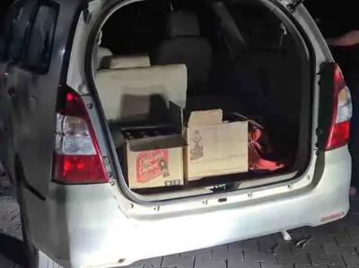 रोपड़ निकाय चुनाव में शराब बांटने को लेकर हंगामा: इन्नोवा गाड़ी में मिली शराब की पेटियां, अकाली दल बोली- नशे से खरीद रहे वोट
