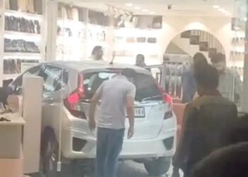 मोहाली के शोरूम में घुसी में कार: शीशे टूटे, अंदर रखा सामान क्षतिग्रस्त, महिला चला रही थी गाड़ी