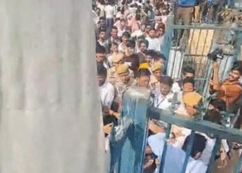 कॉकरोच जनता पार्टी के फाउंडर को युवकों ने थप्पड़ मारे: जयपुर में शिक्षा मंत्री प्रधान के इस्तीफे को लेकर प्रदर्शन था, समर्थकों ने हमलावरों को पीटा