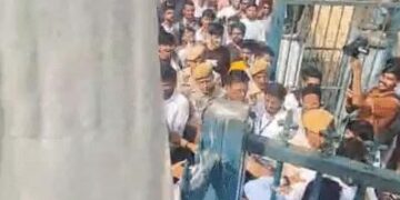 कॉकरोच जनता पार्टी के फाउंडर को युवकों ने थप्पड़ मारे: जयपुर में शिक्षा मंत्री प्रधान के इस्तीफे को लेकर प्रदर्शन था, समर्थकों ने हमलावरों को पीटा