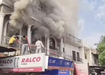 फिरोजपुर के रेस्टोरेंट में लगी आग: आसमान में छाया धुएं का गुबार, फायर ब्रिगेड की 3 गाड़ियां पहुंची, राहत कार्य में आ रही दिक्कत