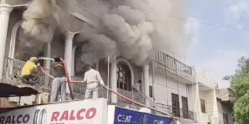 फिरोजपुर के रेस्टोरेंट में लगी आग: आसमान में छाया धुएं का गुबार, फायर ब्रिगेड की 3 गाड़ियां पहुंची, राहत कार्य में आ रही दिक्कत