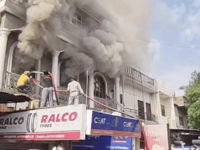 फिरोजपुर के रेस्टोरेंट में लगी आग: आसमान में छाया धुएं का गुबार, फायर ब्रिगेड की 3 गाड़ियां पहुंची, राहत कार्य में आ रही दिक्कत