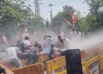 हरियाणा CM आवास पर कांग्रेस का प्रदर्शन, लाठियां बरसीं, VIDEO: दीपेंद्र हुड्डा पर वाटर कैनन से बौछार, NEET पेपर लीक का विरोध कर रहे