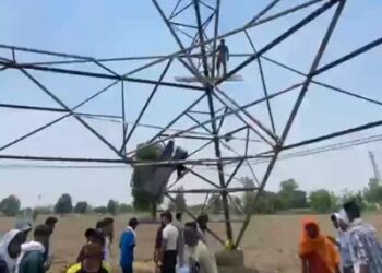 पटियाला में बेरोजगार लाइनमैन टावर पर चढ़े: लाठीचार्ज के विरोध में धरने पर बैठे, पक्का मोर्चा लगाएगी यूनियन, भारी पुलिस बल तैनात