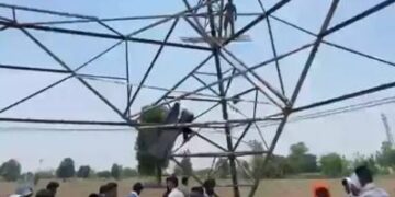 पटियाला में बेरोजगार लाइनमैन टावर पर चढ़े: लाठीचार्ज के विरोध में धरने पर बैठे, पक्का मोर्चा लगाएगी यूनियन, भारी पुलिस बल तैनात