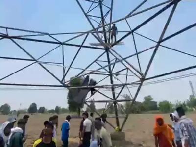 पटियाला में बेरोजगार लाइनमैन टावर पर चढ़े: लाठीचार्ज के विरोध में धरने पर बैठे, पक्का मोर्चा लगाएगी यूनियन, भारी पुलिस बल तैनात