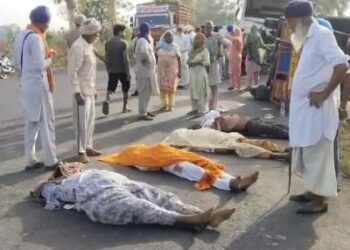 पंजाब में हाईवे पर पिकअप-ट्राले की टक्कर, 8 की मौत: 15 की हालत नाजुक, एक गाड़ी के लोग उछलकर दूसरी में गिरे, सड़क पर बिखरी लाशें