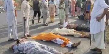 पंजाब में हाईवे पर पिकअप-ट्राले की टक्कर, 8 की मौत: 15 की हालत नाजुक, एक गाड़ी के लोग उछलकर दूसरी में गिरे, सड़क पर बिखरी लाशें