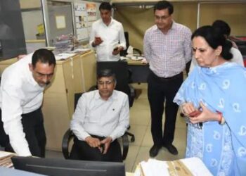 हरियाणा शिक्षा निदेशालय में शिक्षा मंत्री का औचक निरीक्षण: फाइलें लटकी मिलने से ढांडा सख्त, बोले- एक सप्ताह में लंबित काम निपटाएं