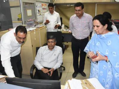 हरियाणा शिक्षा निदेशालय में शिक्षा मंत्री का औचक निरीक्षण: फाइलें लटकी मिलने से ढांडा सख्त, बोले- एक सप्ताह में लंबित काम निपटाएं