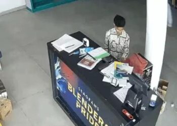 चंडीगढ़ में शराब ठेके में चोरी, VIDEO: ताले तोड़कर घुसे दो युवक, कैश-बीयर की दो पेटियां ले गए, पंजाब नंबर की एक्टिवा पर आए