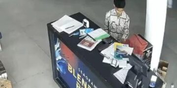 चंडीगढ़ में शराब ठेके में चोरी, VIDEO: ताले तोड़कर घुसे दो युवक, कैश-बीयर की दो पेटियां ले गए, पंजाब नंबर की एक्टिवा पर आए