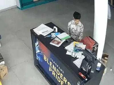 चंडीगढ़ में शराब ठेके में चोरी, VIDEO: ताले तोड़कर घुसे दो युवक, कैश-बीयर की दो पेटियां ले गए, पंजाब नंबर की एक्टिवा पर आए